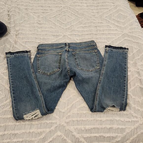 Medium wash, super soft, distressed Rag&bone skinny jeans w/distressed hem sz25! - Picture 9 of 13